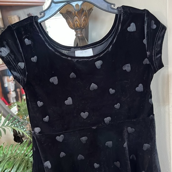 Brand New Wonder Kids Black Velvet Heart Short Sleeved Dress Scoop Neck Flare - Picture 2 of 8